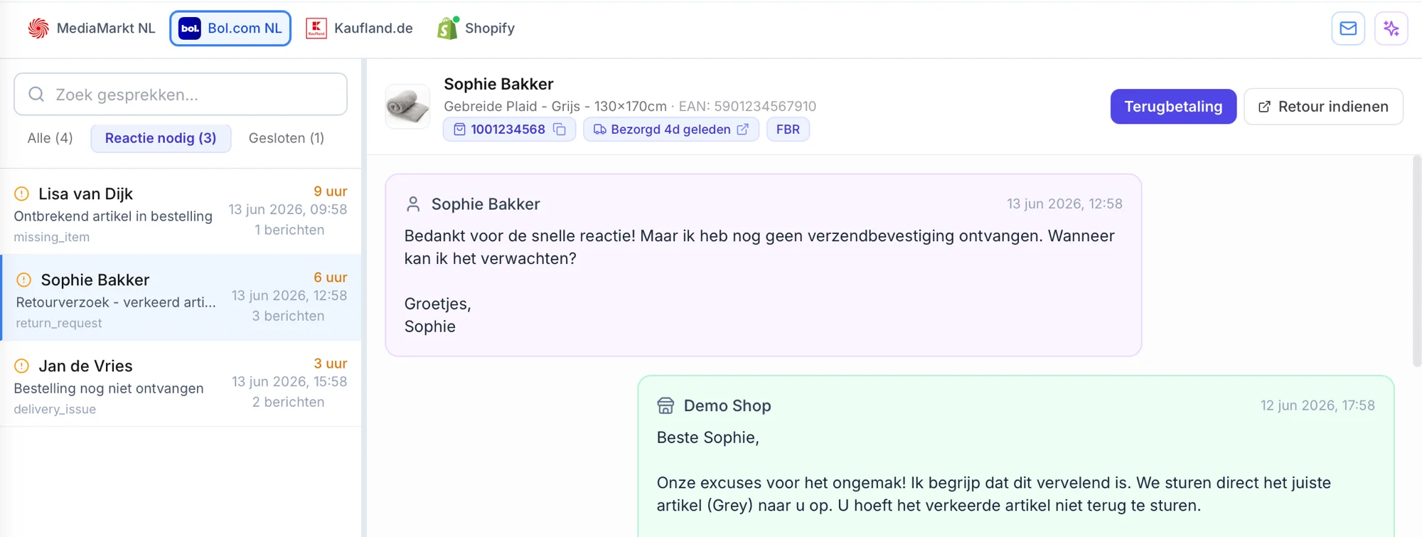 Klantenservice inbox in ChannelChain met gesprekken van MediaMarkt, Bol.com, Kaufland en Shopify, en een retourverzoek van een klant met orderdetails, bezorgstatus en knoppen voor terugbetaling en retour.